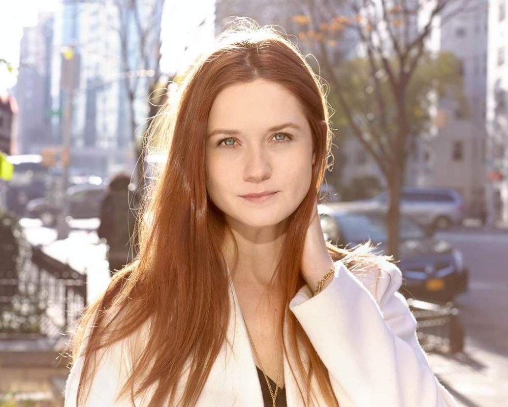 Bonnie Wright legs