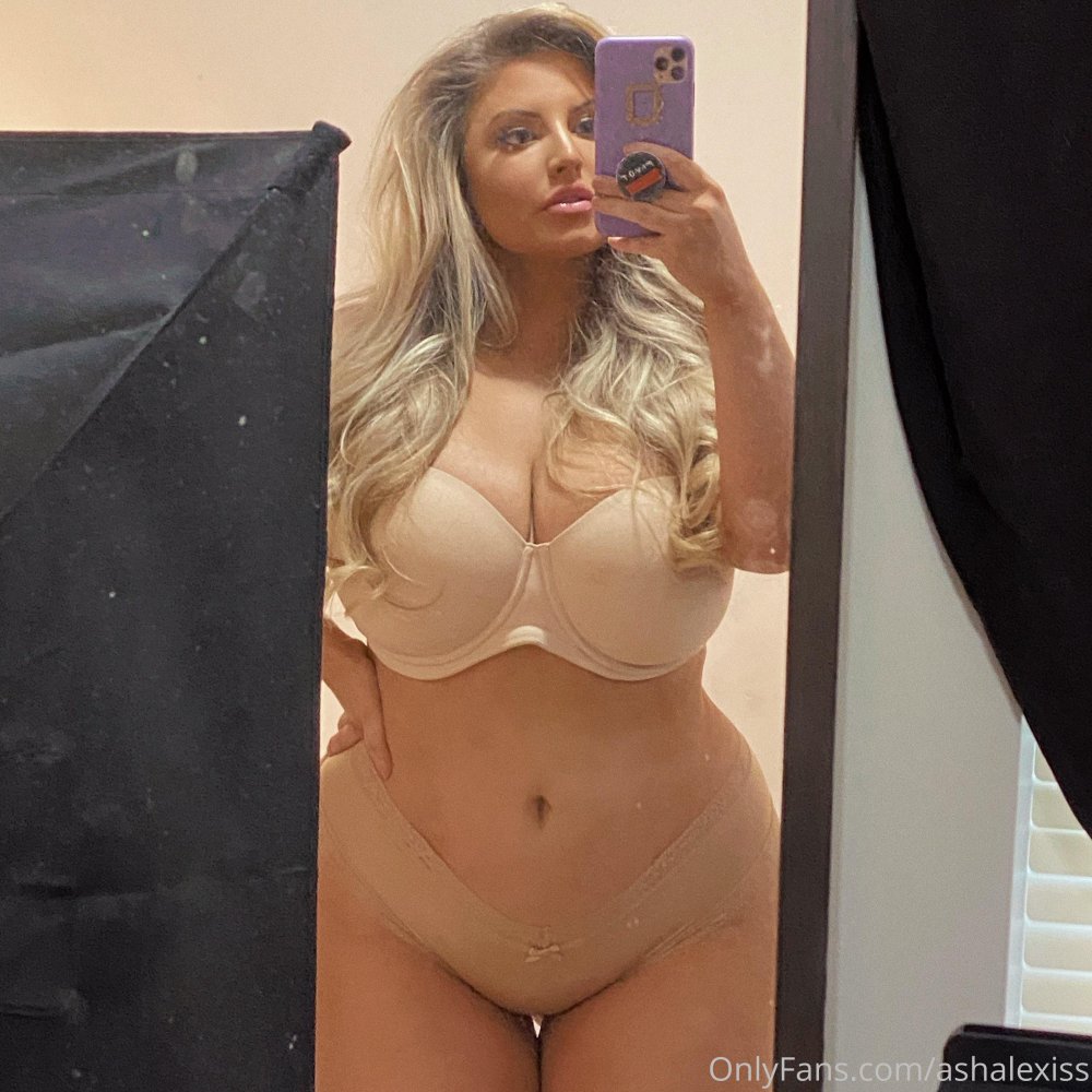 Selfies of naked girls