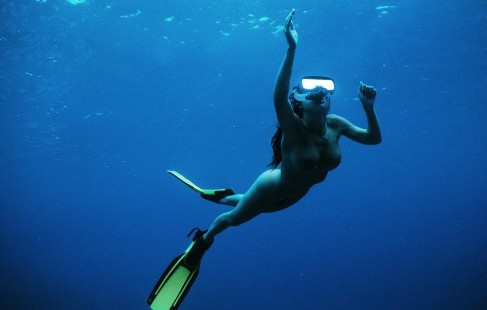 Submarine swimming women naked