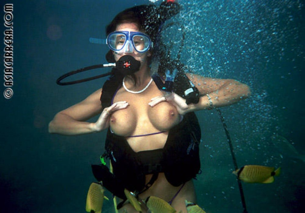 Naked women dive