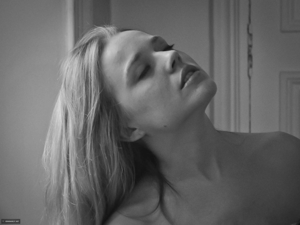 Passionate kisses in bed