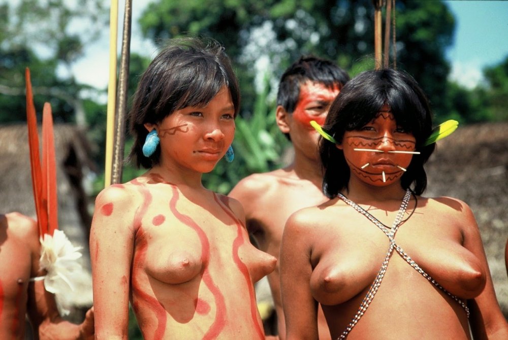 Naked women of the tribe shing