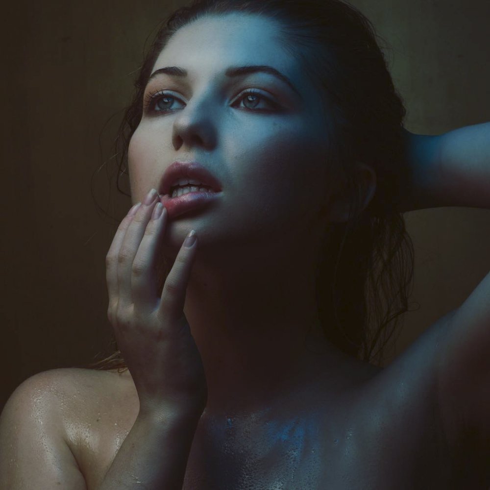 Sammy Hanratti Topless