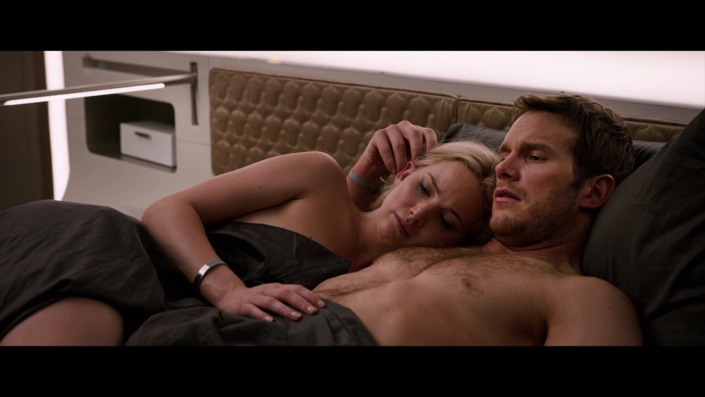 Chris Hemsworth Tors in people in black
