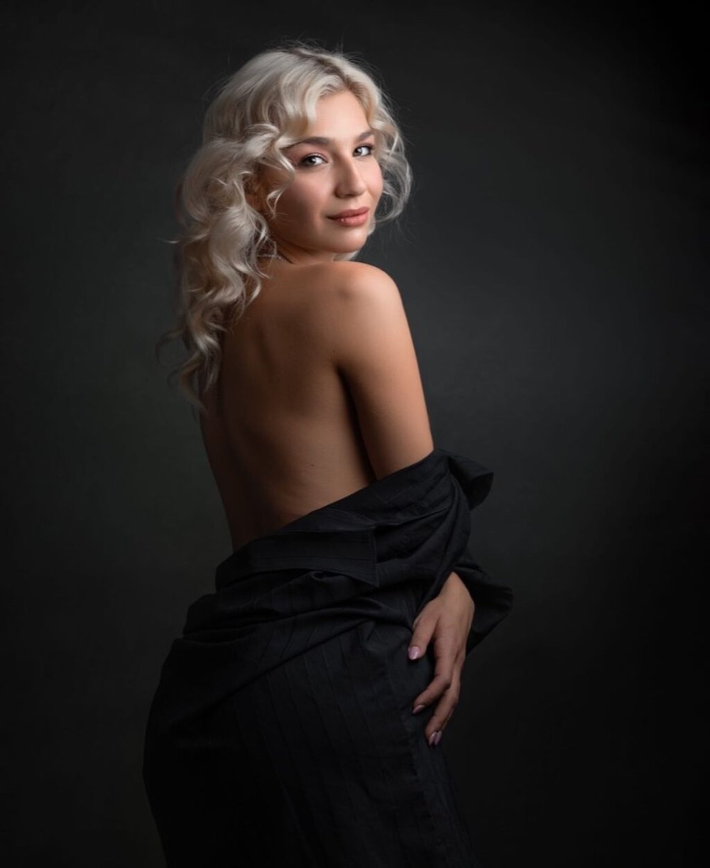 Russian porn actress Amelia Braymut