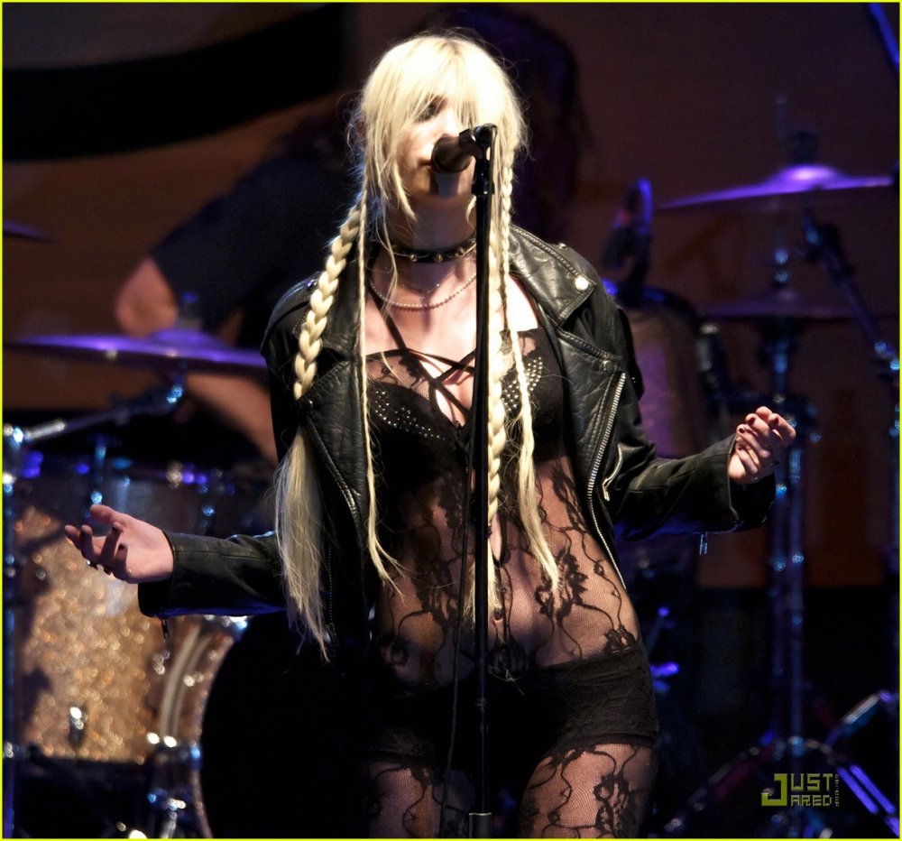 Taylor Momsen Naked at a concert