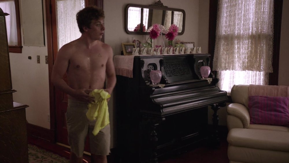 Jeremy Allen White with a naked torso