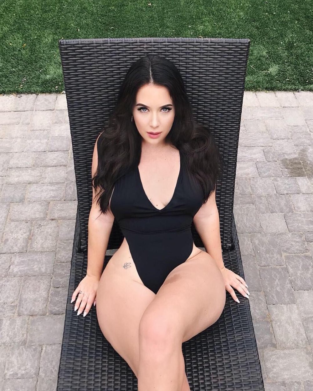 Holly Luyah 18