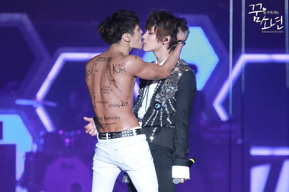 Shinee Tamin kiss