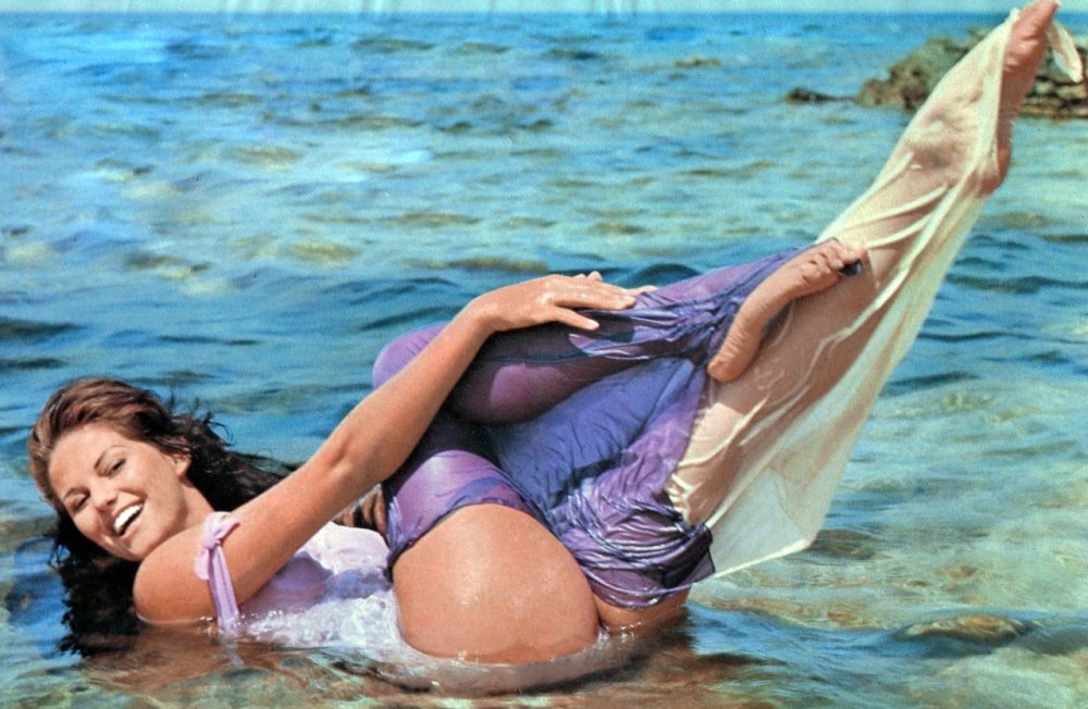 Claudia Traisak Bikini