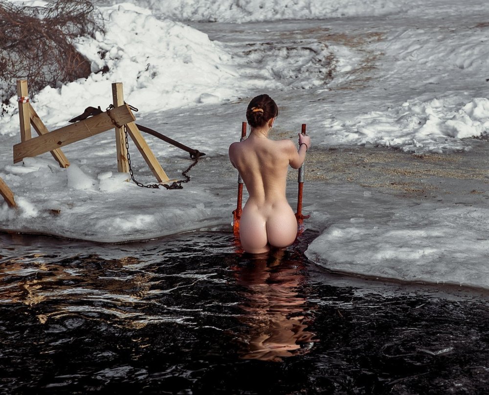 Erotic photo shoot in the snow