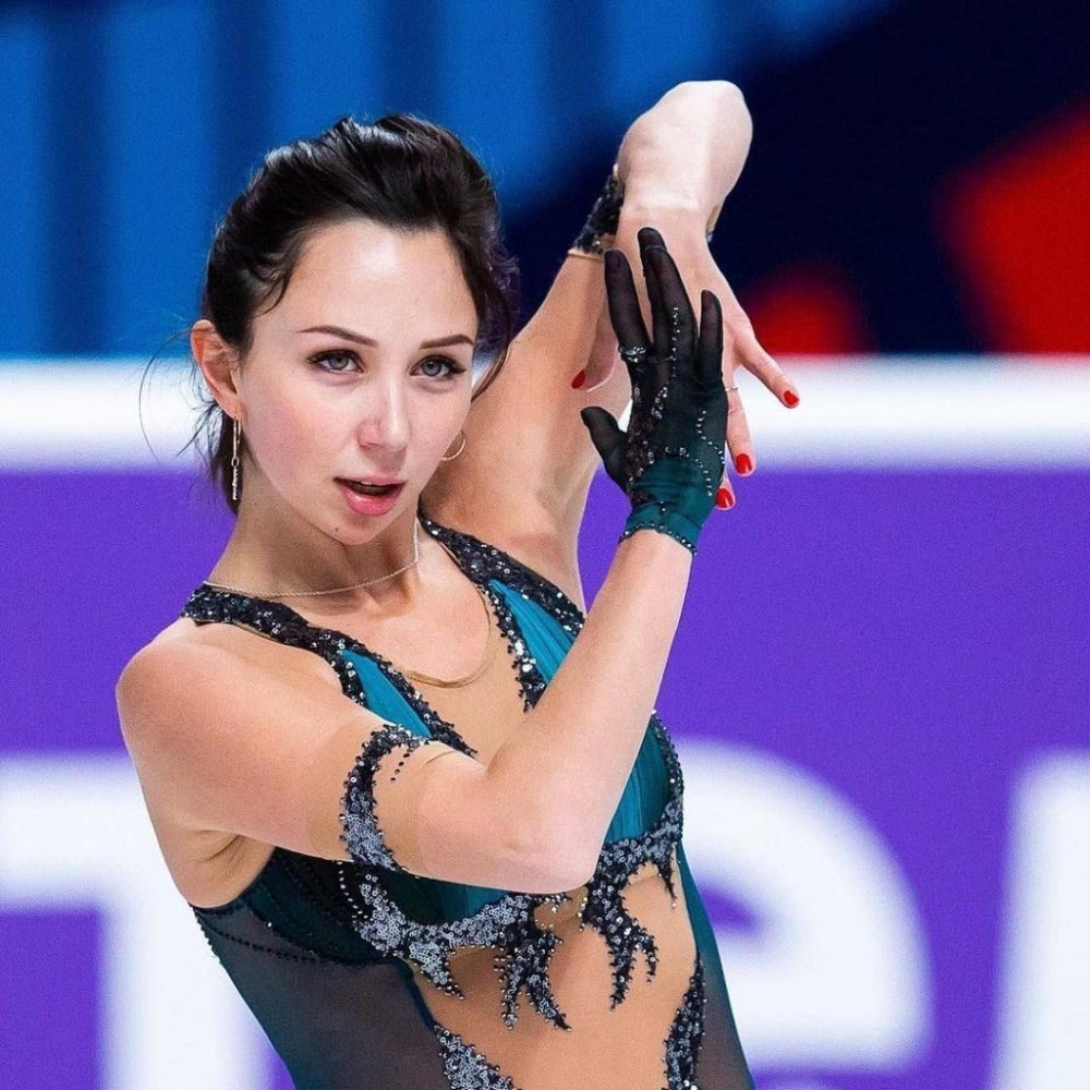 Tuktamysheva in a pink swimsuit