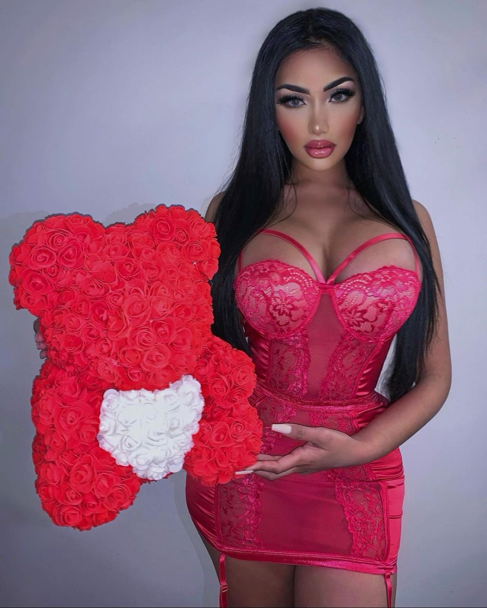 GUL BAKHARI Turkish Kardashian