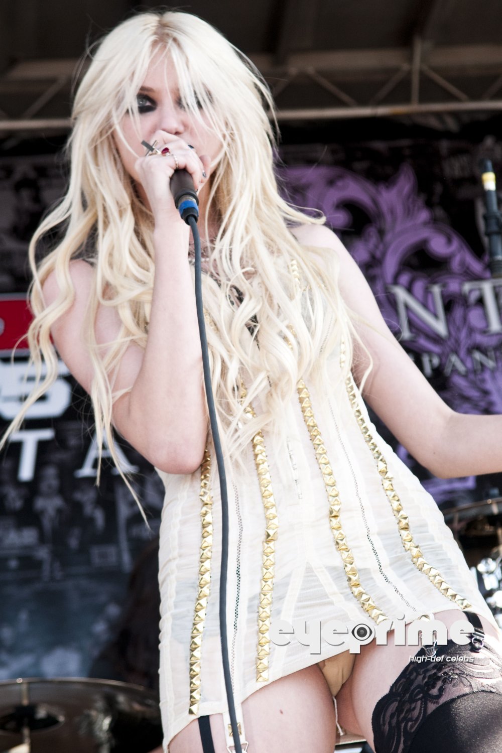 Taylor Momsen Naked at a concert