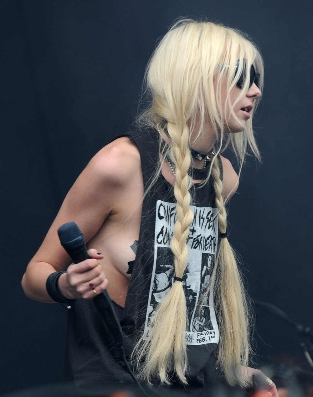 Taylor Momsen Piercing