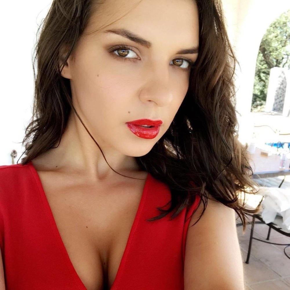 Alina Hennessy ass