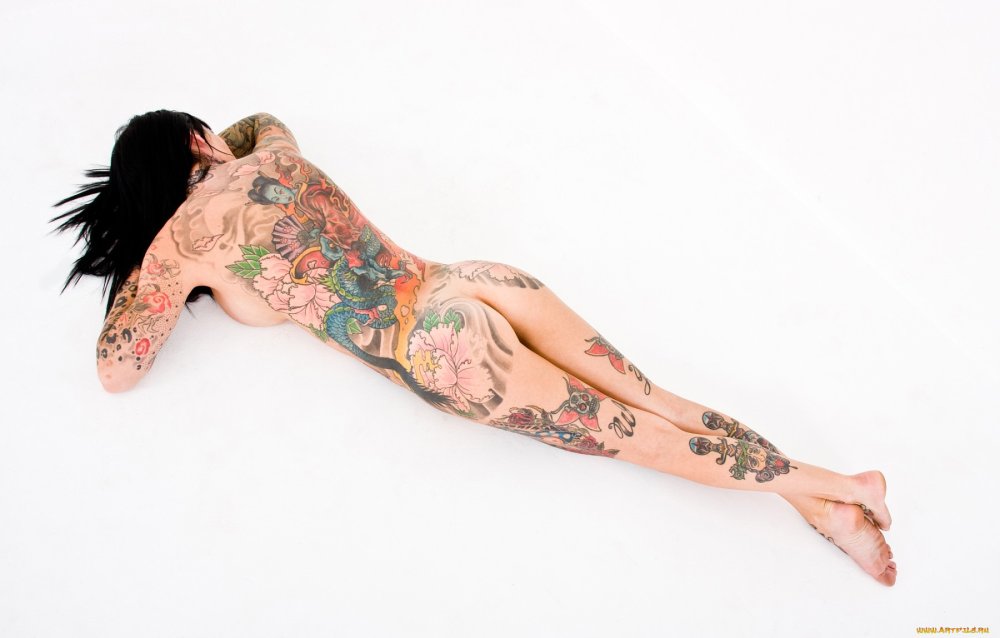 Model with kis tattoos naked
