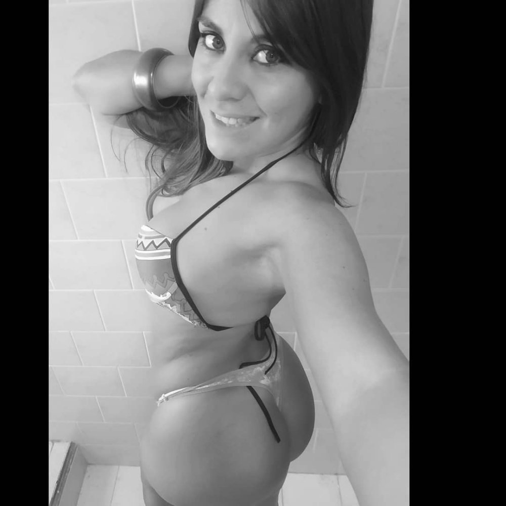 Young wife poses and fucks