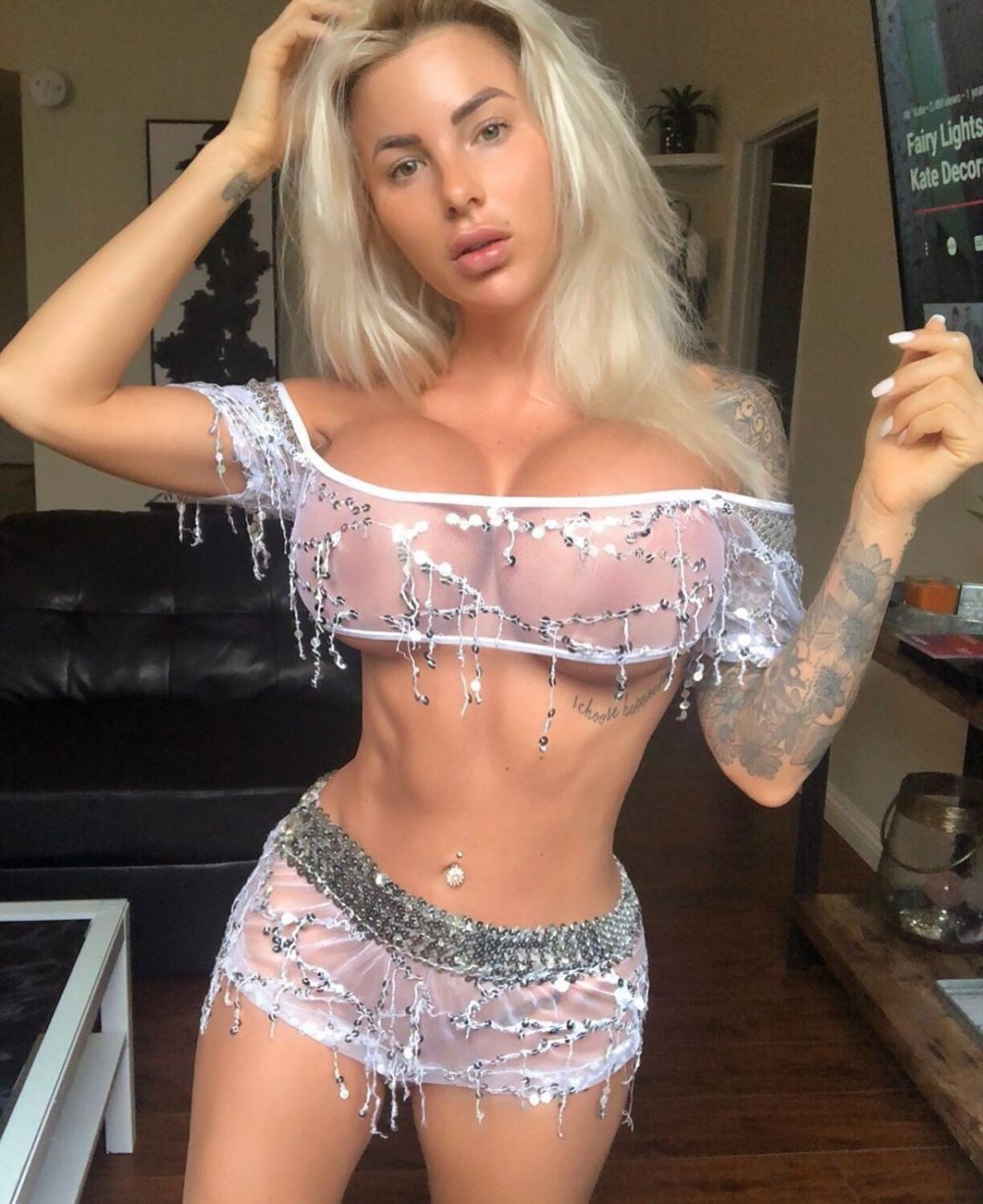Jessica Viver in linen