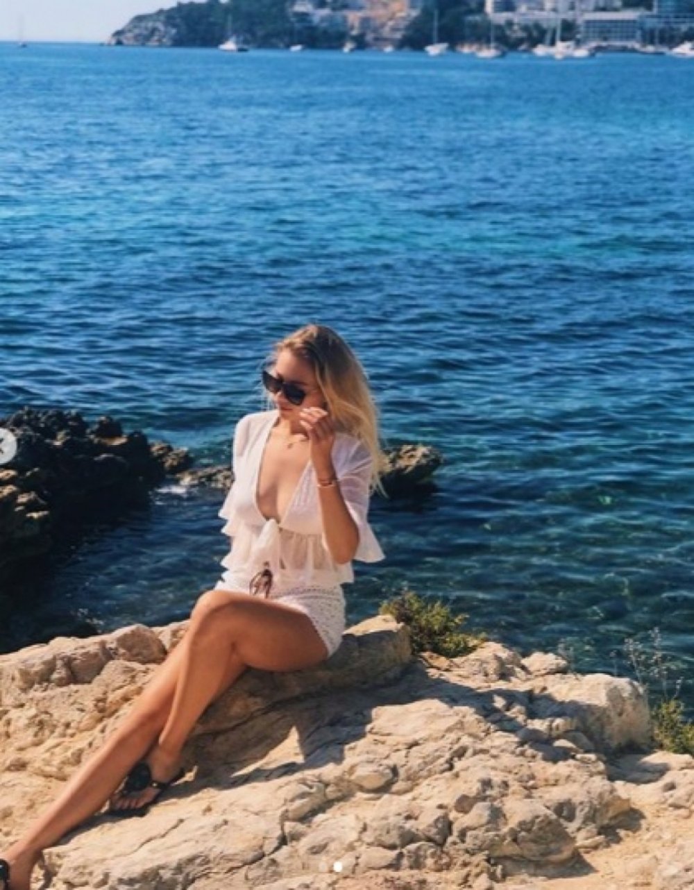 Amanda Anisimova legs