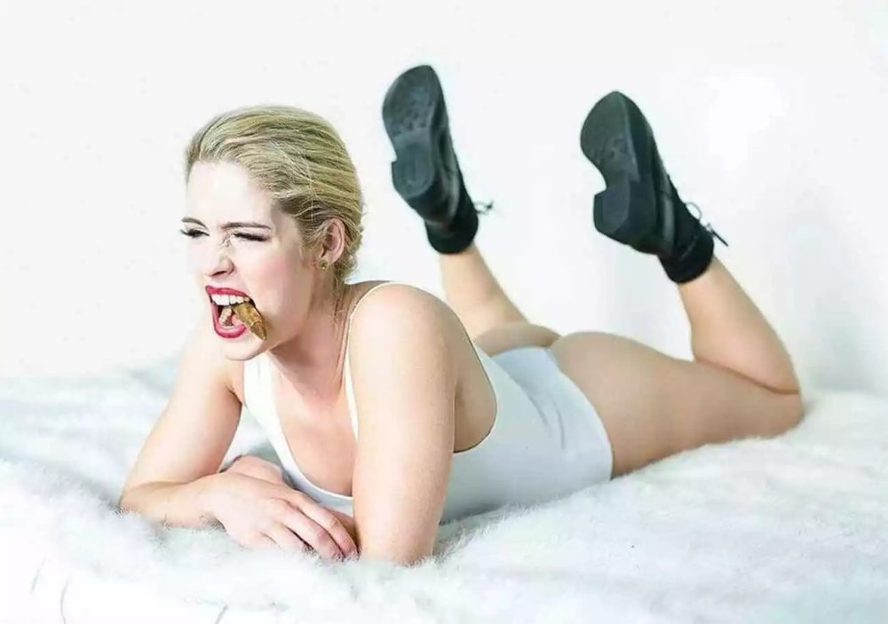 Emily Bett Ricards Flash