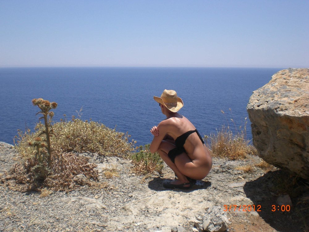Girls sunbathe without panties