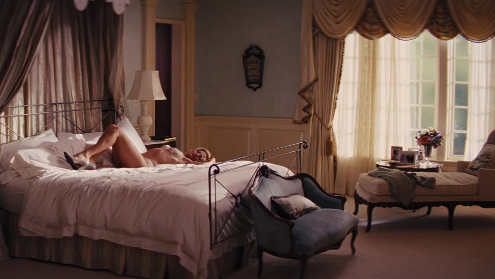 Naked actress Margot Robbie