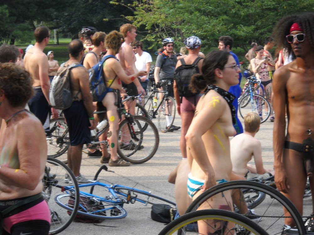 Undressing Undressing Wnbr (World Naked Bike Ride) Undressing Rückaussieht