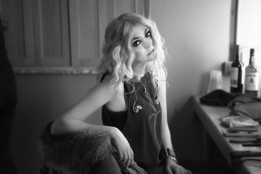 Taylor Momsen showed her chest