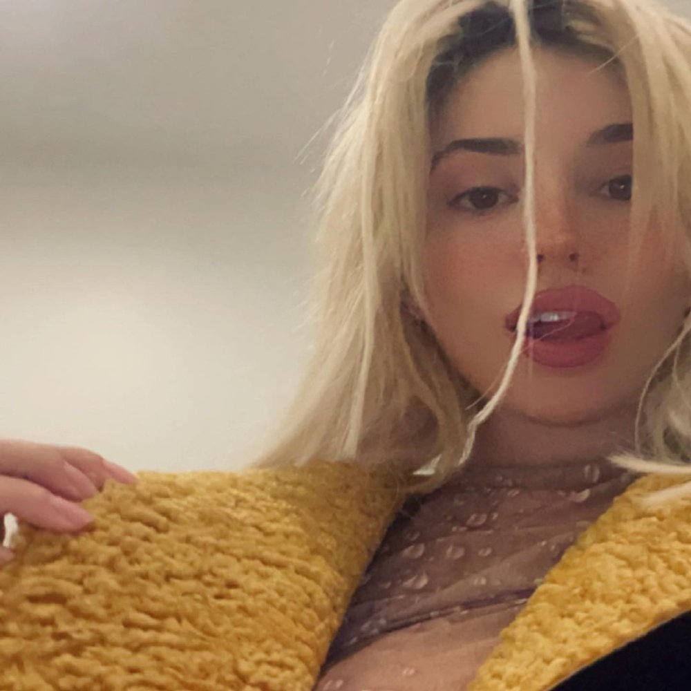 Ava Max chest