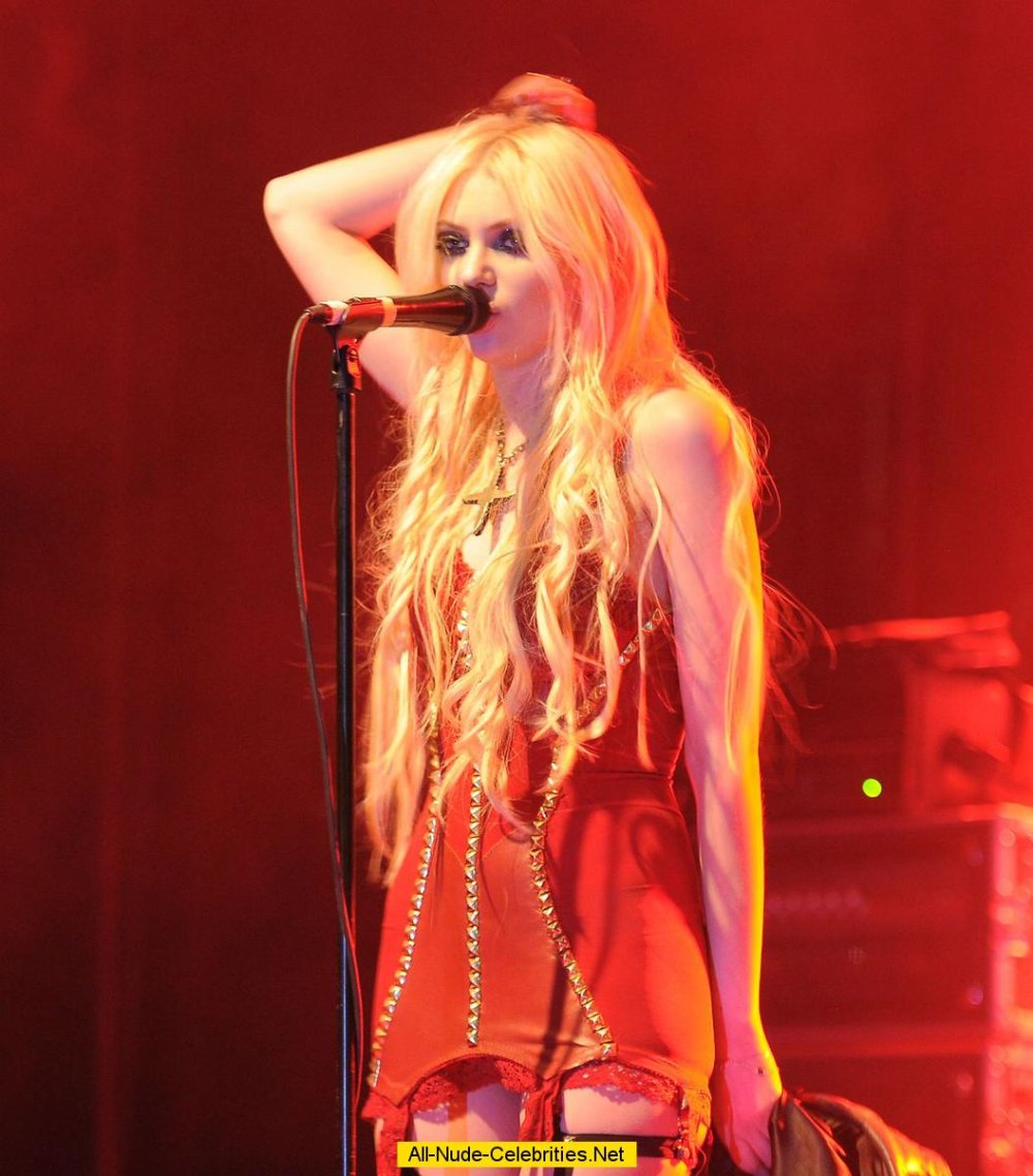 Taylor Momsen Naked at a concert