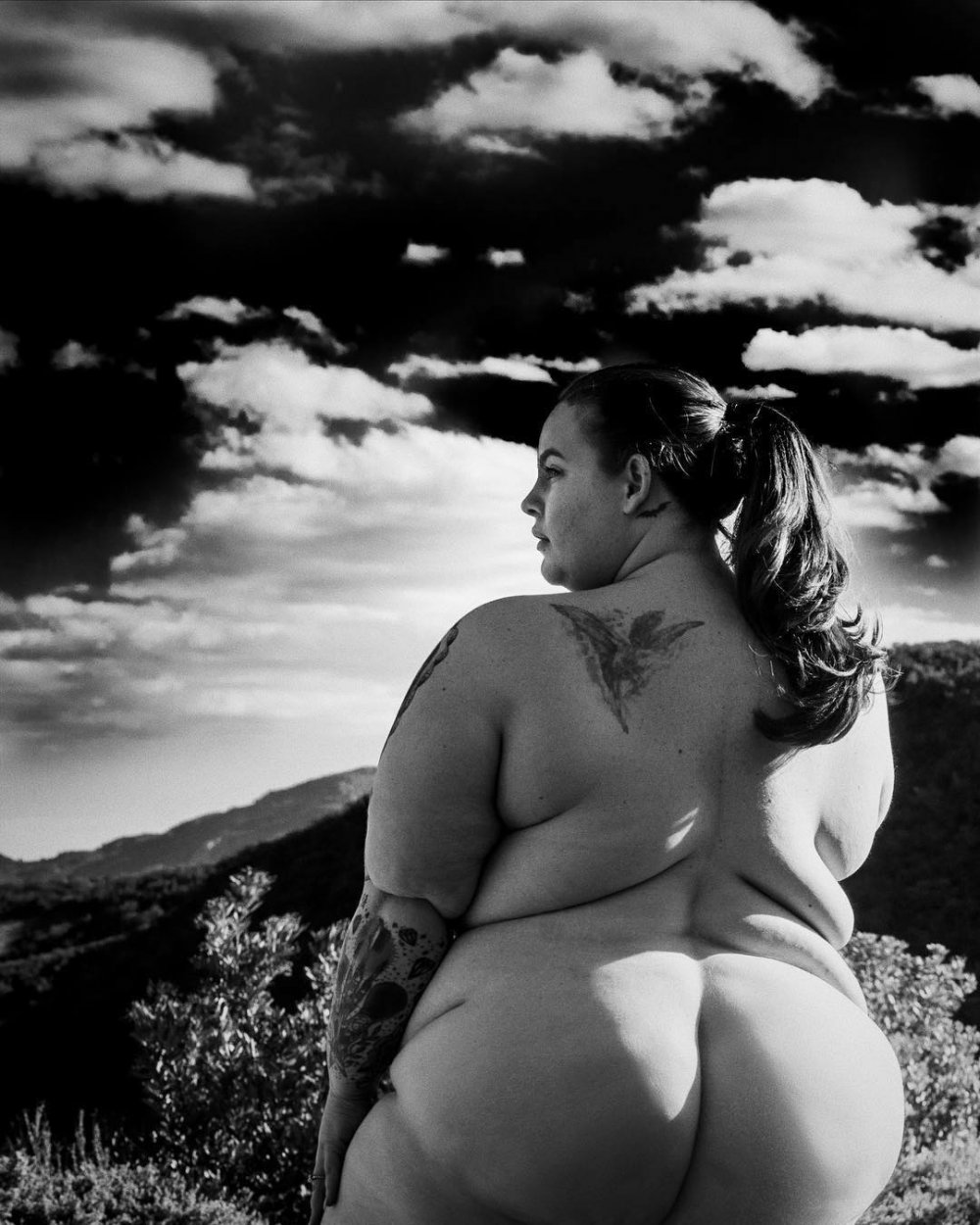 Naked women with fatty lyhas