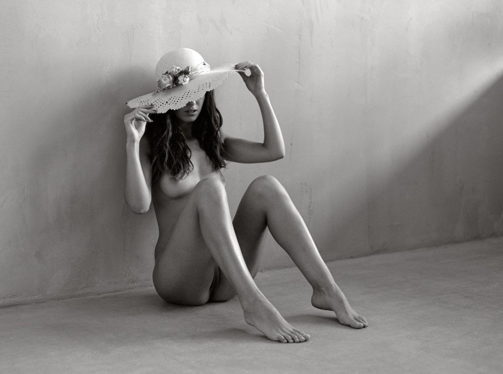 Nude ladies in hats