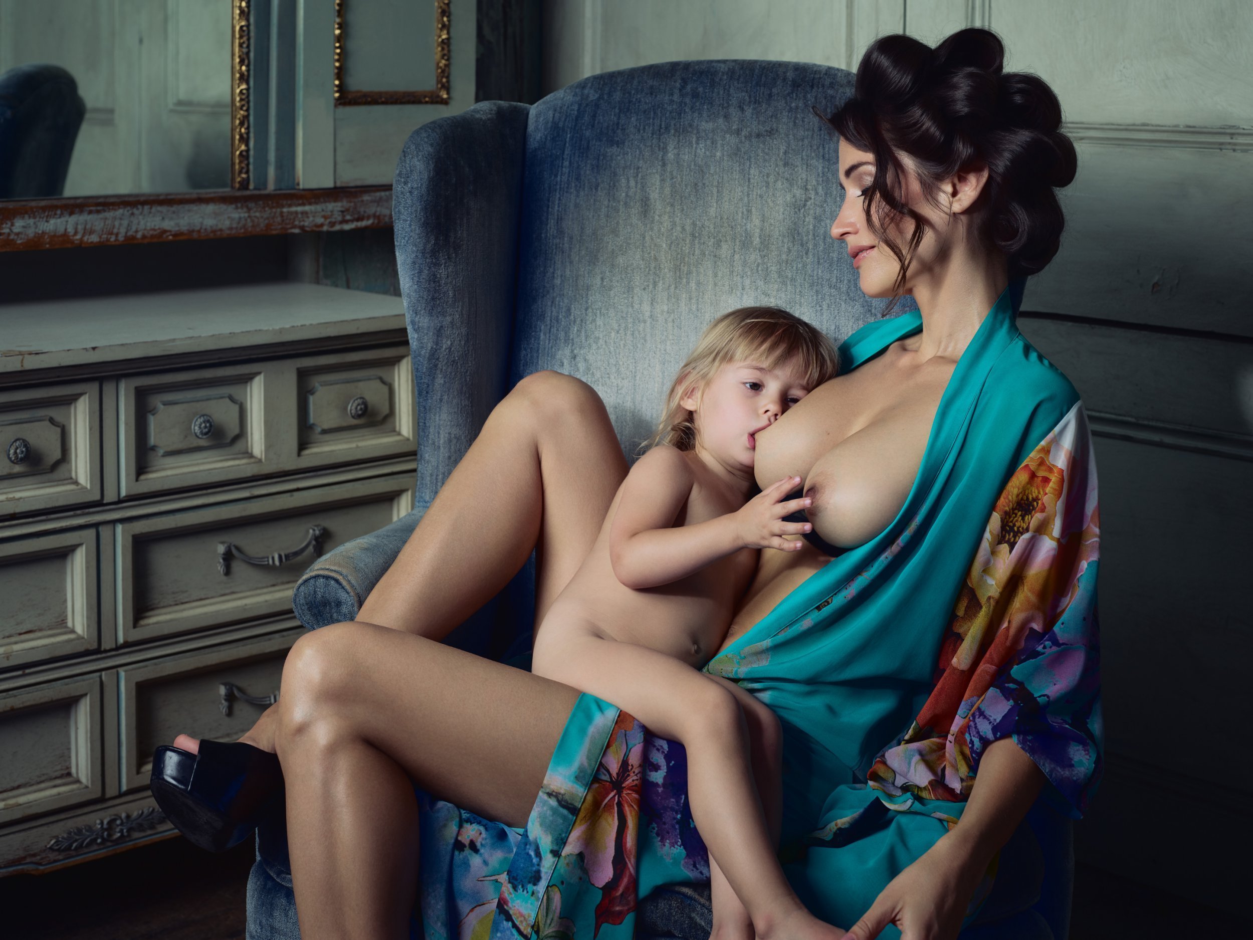 Naked Frauen Breast Feeding Carschting Call Nakeds