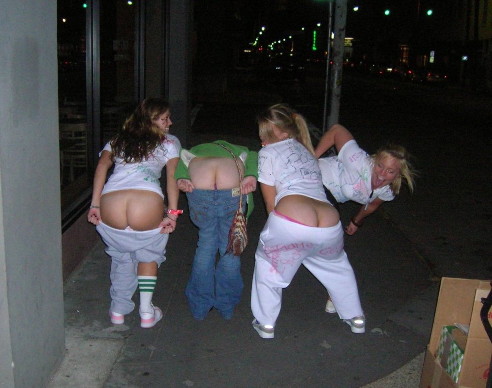 Drunk girls show the ass
