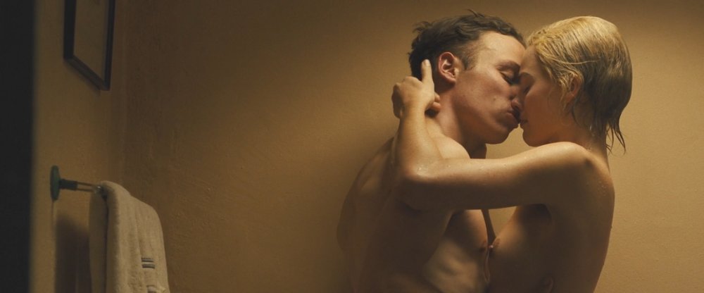 Naked actress Margo Robbie