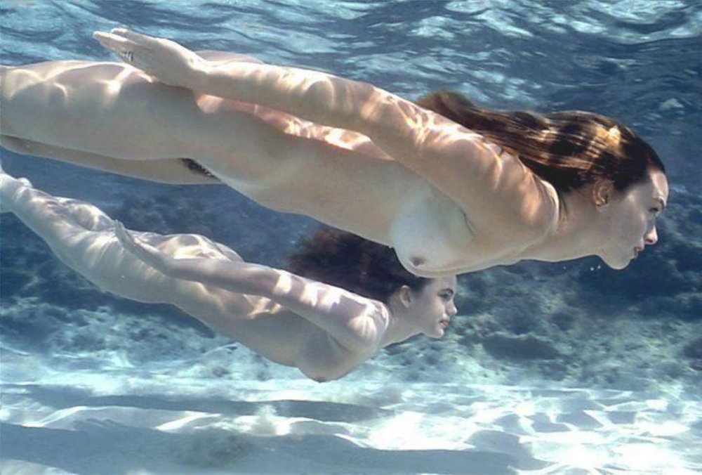 Diving woman nude