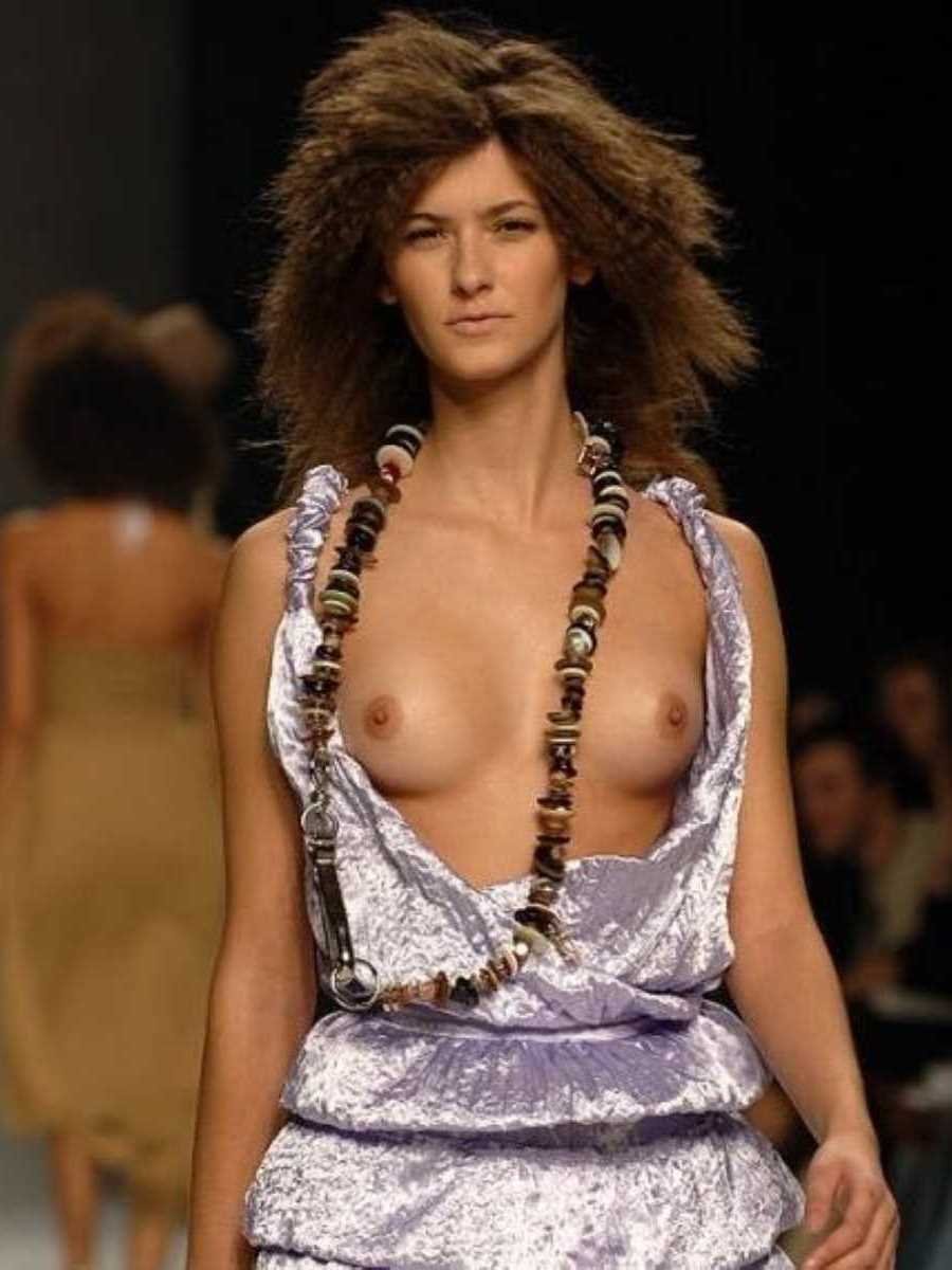 Miranda Kerr in full height naked
