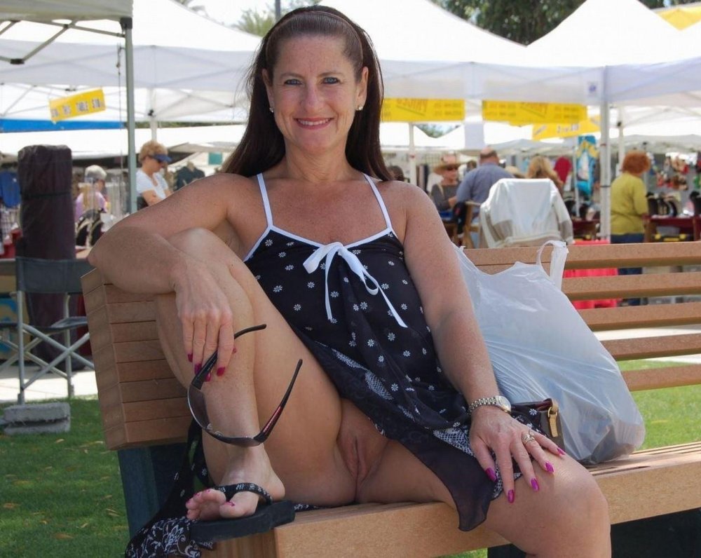 Under Skirt Mature Pussy