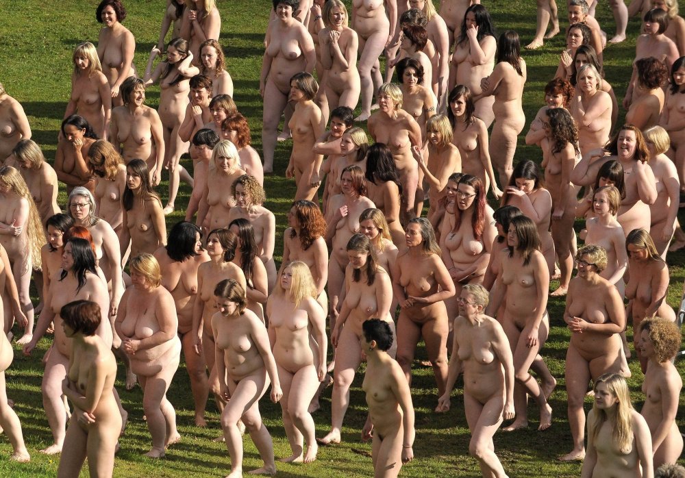 Huge crowd of bare women