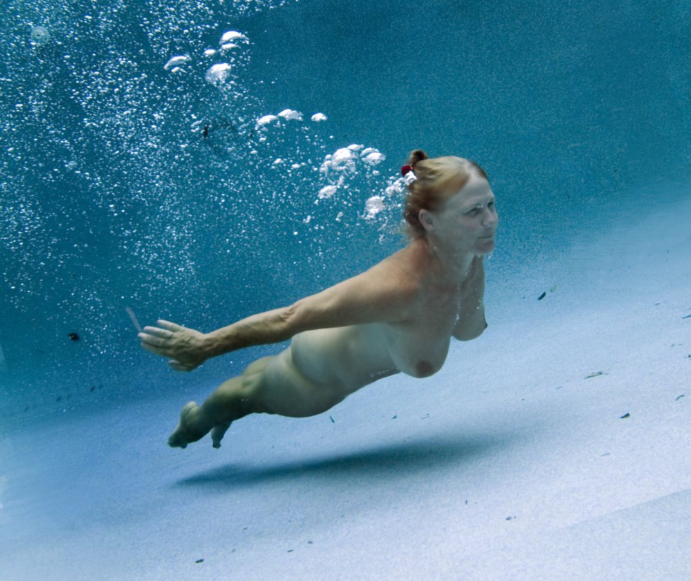 Scuba diving of women naked