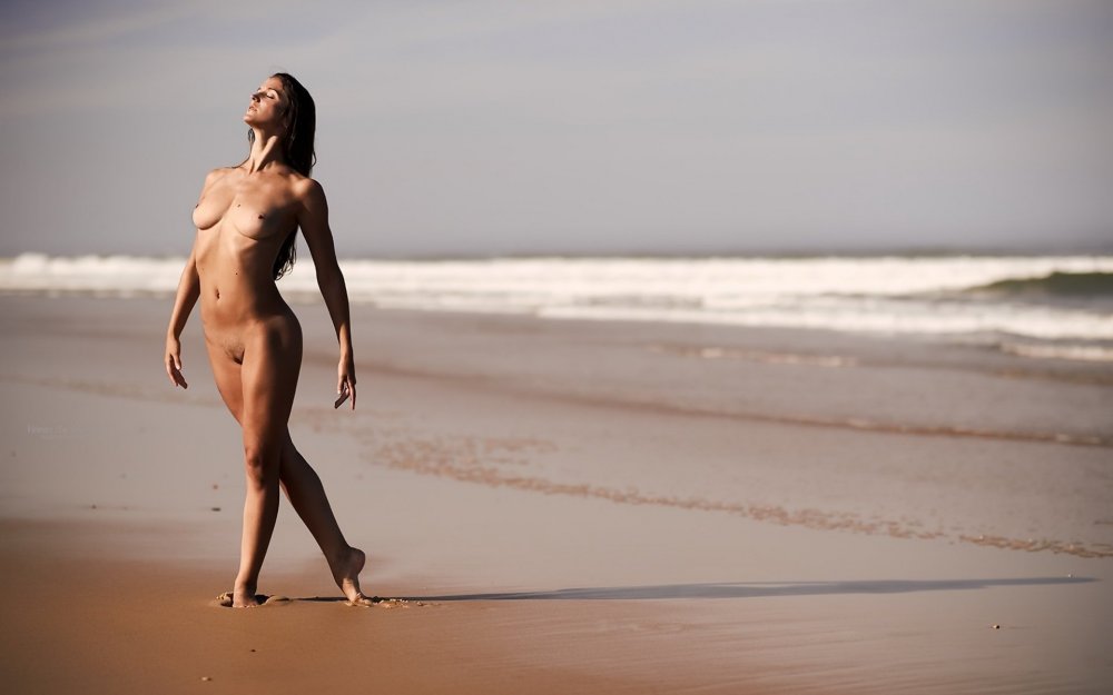 Nude photo session on the beach