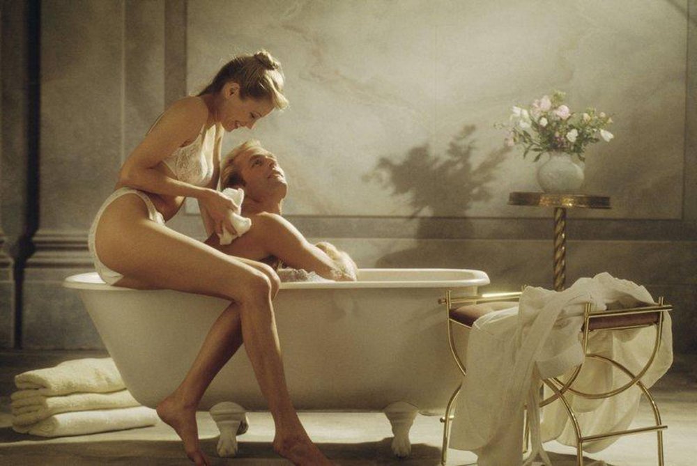 Valentine sticking naked in the bath