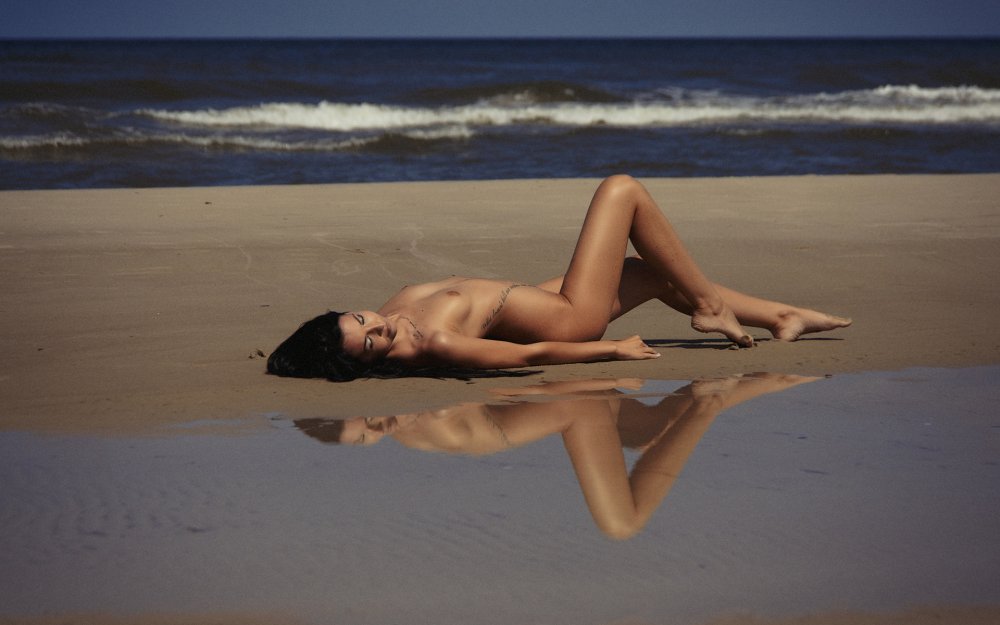 Many naked women on the beach