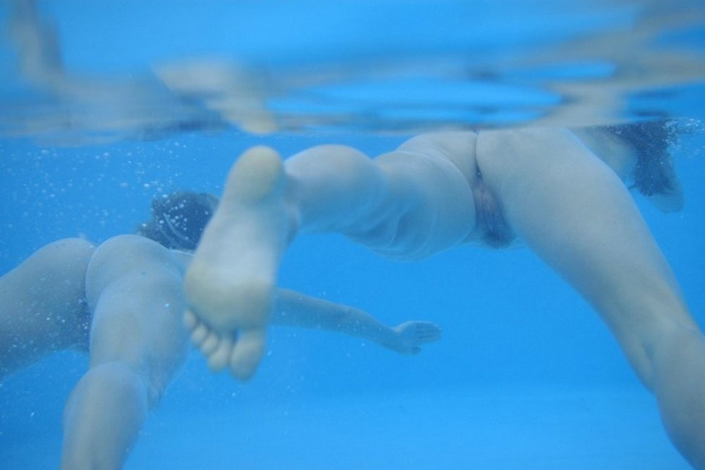 Naked synchronist in the pool
