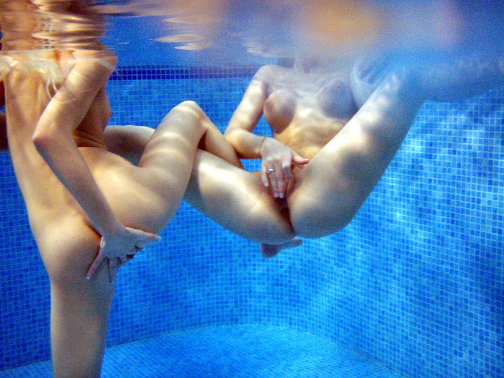 Naked swimmers Synchronist