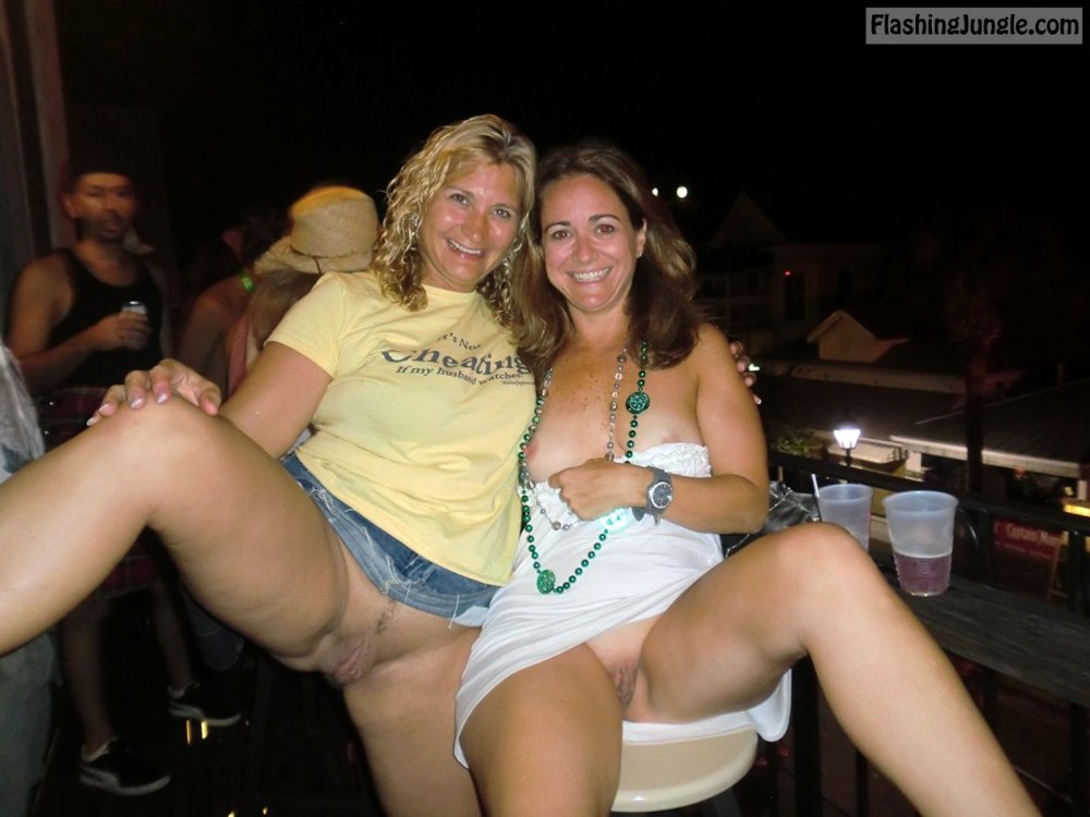 Mature on a party without panties