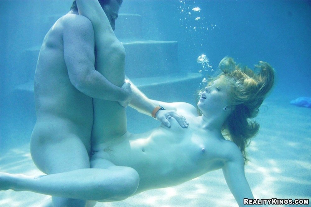 Fuck in the pool under water