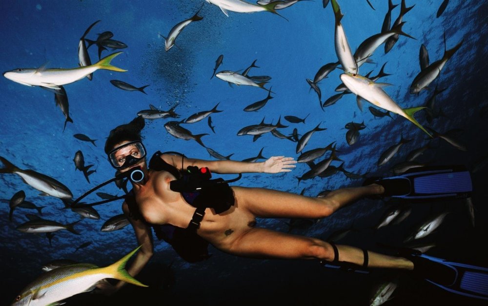 Naked girls in scuba
