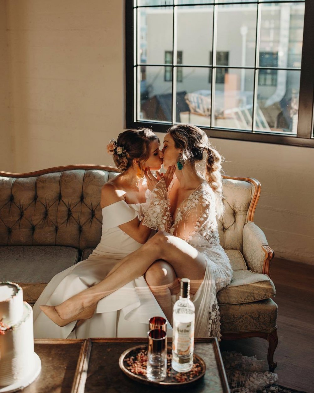 Liezbians in wedding dresses